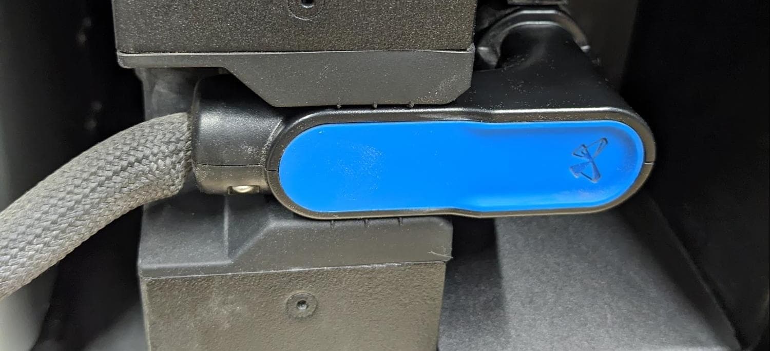 Fully seated build chamber plug