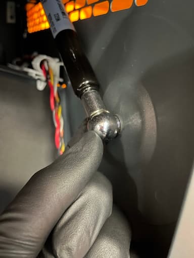 Retaining clip on the Form 3L cover gas spring