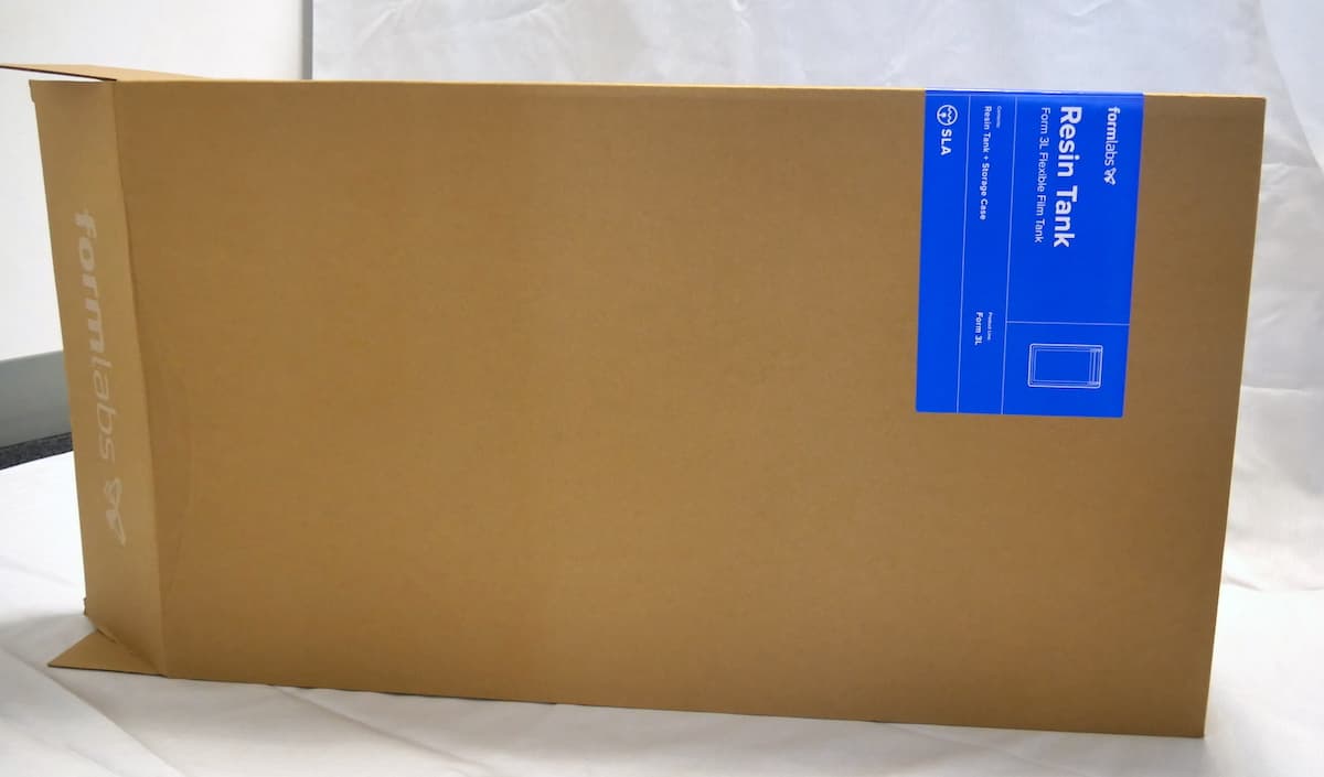 厚さ3mmのボール紙で作られたForm 3L/Form 3BL用タンクボックス