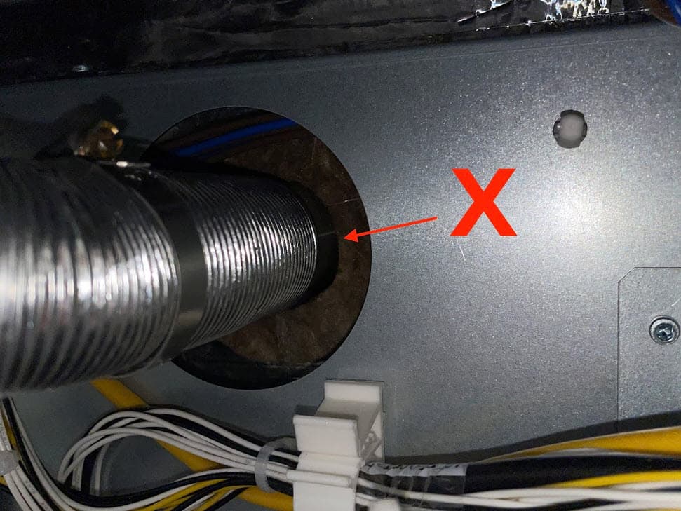 ステップ6:排気ダクトを所定の位置にスライドさせる - ビュー2