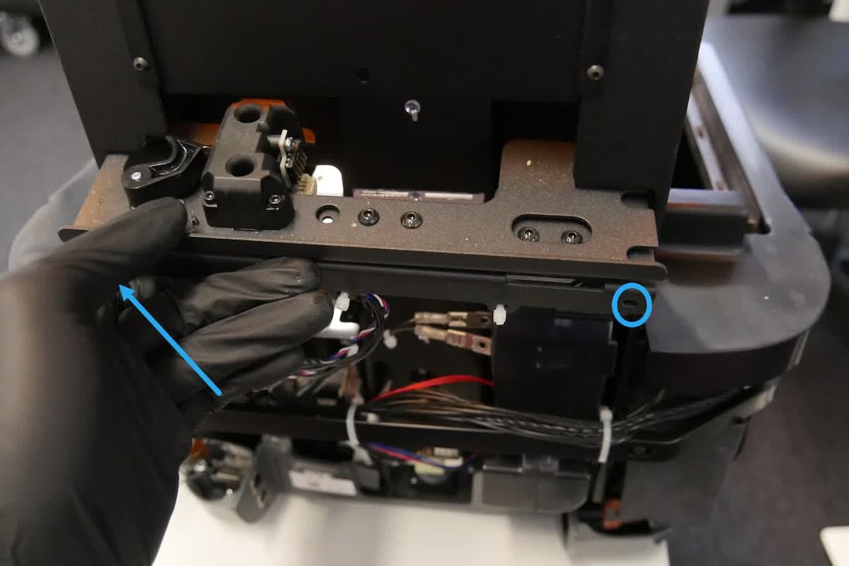 Mounting the Form 3 cartridge floor