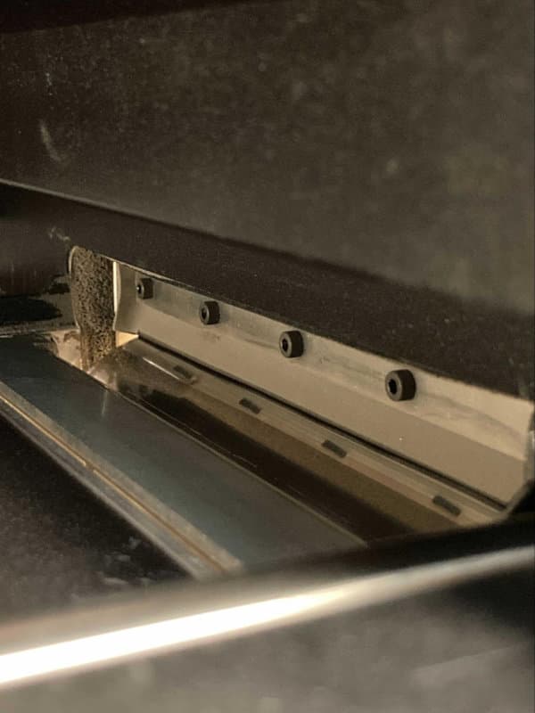 Hopper gasket positioned incorrectly, overlapping with the right powder trough