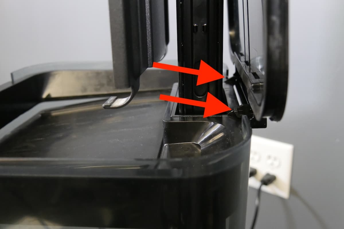 Properly-aligned inner lid assembly