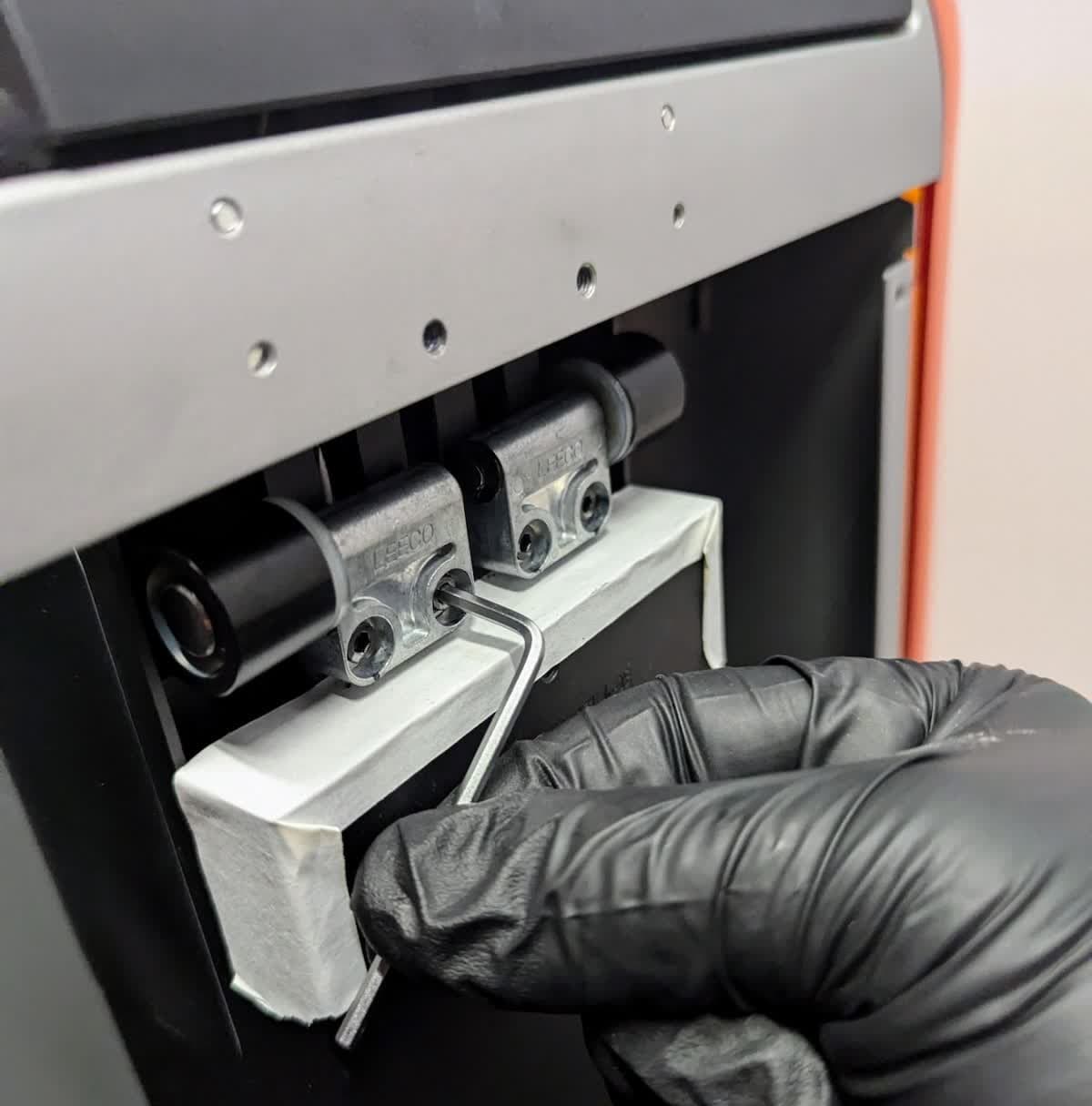 Tightening the Form 4 cover hinge screws