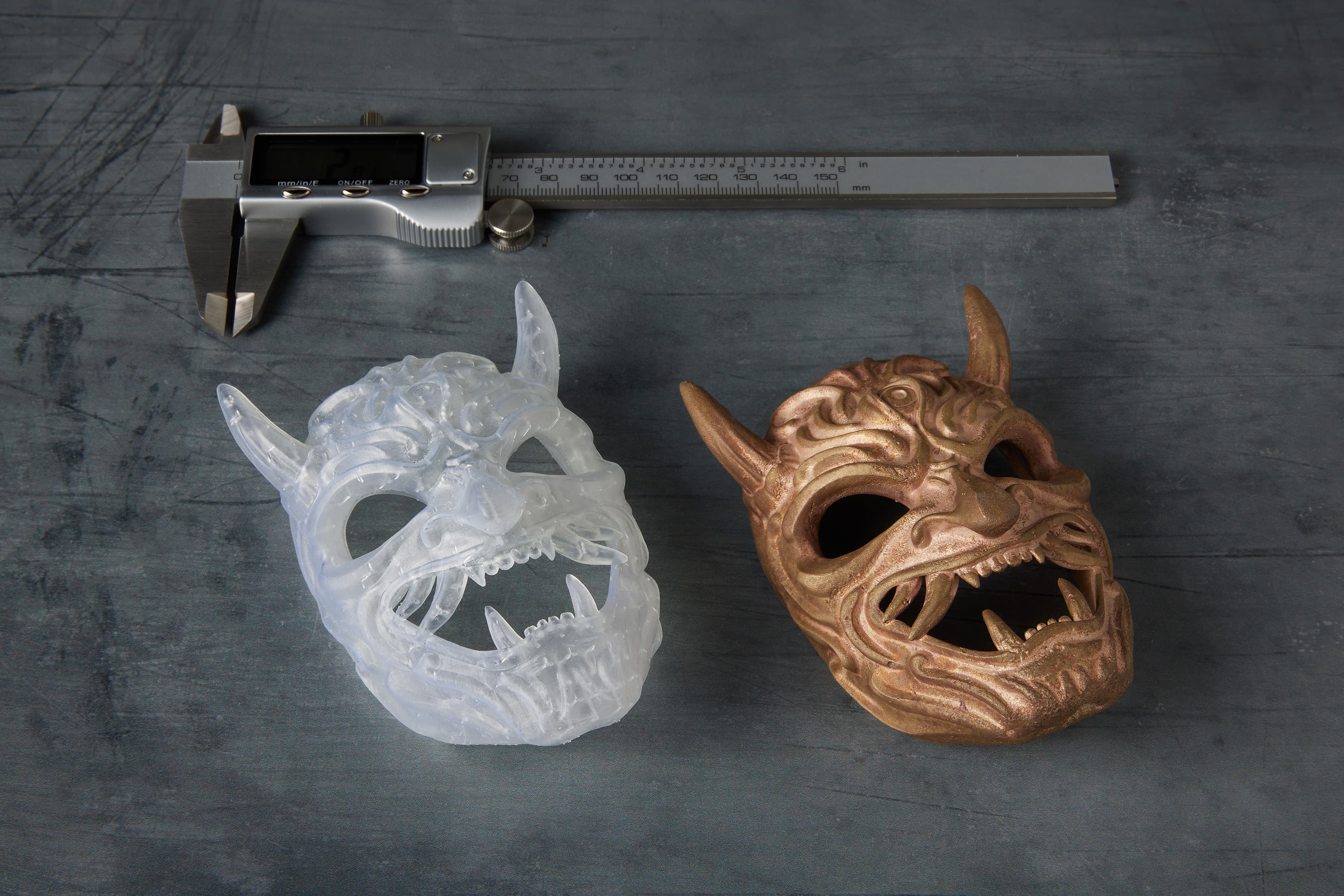 Máscara impresa en 3D con la Clear Cast Resin y la pieza final