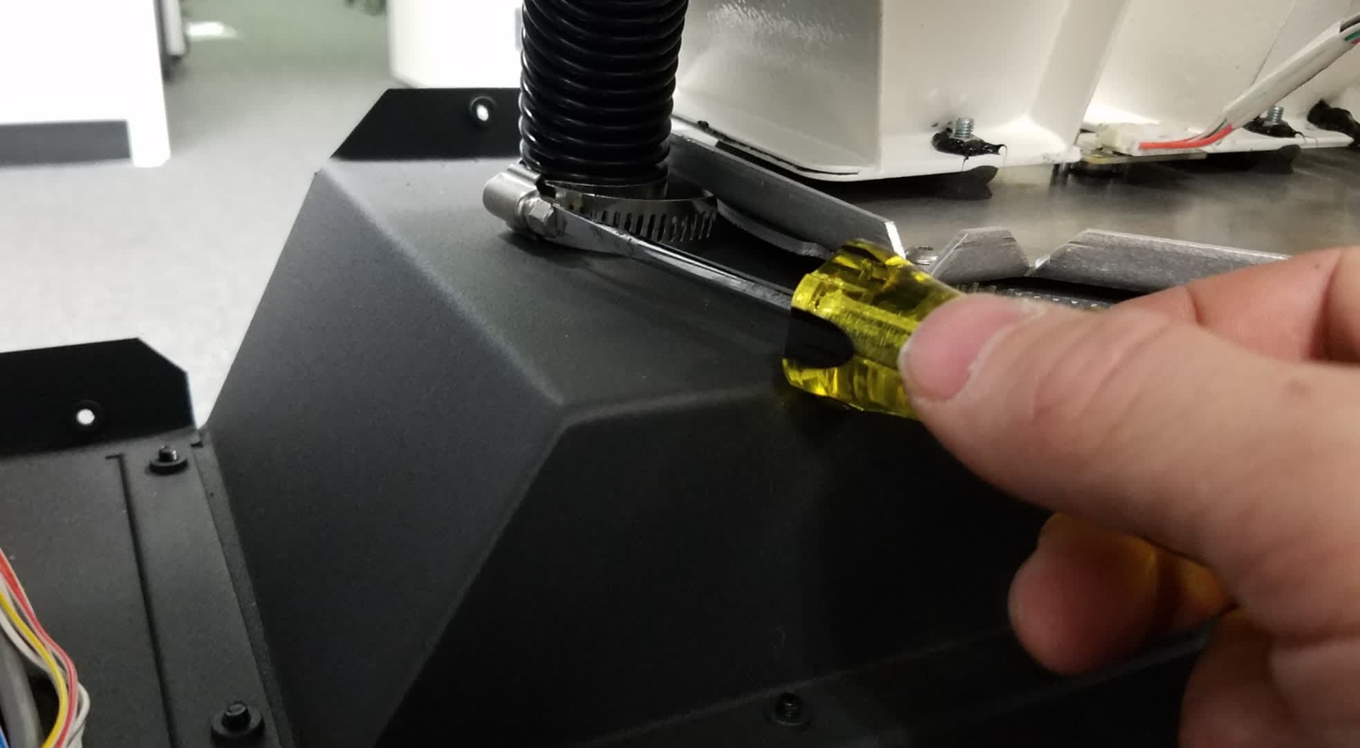 新しいドーザーアセンブリを取り付ける