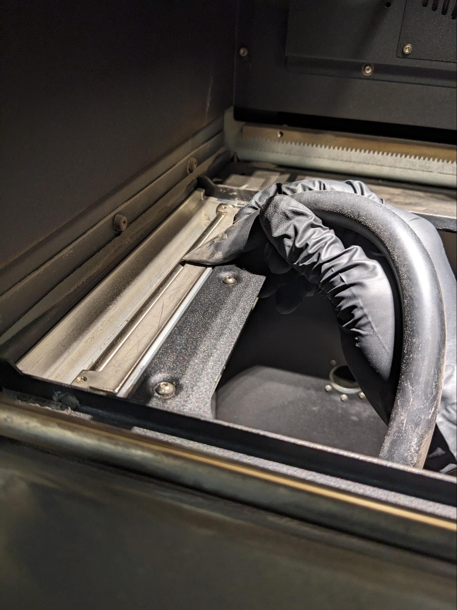 Vacuuming powder from the top of the buffer-side flipper
