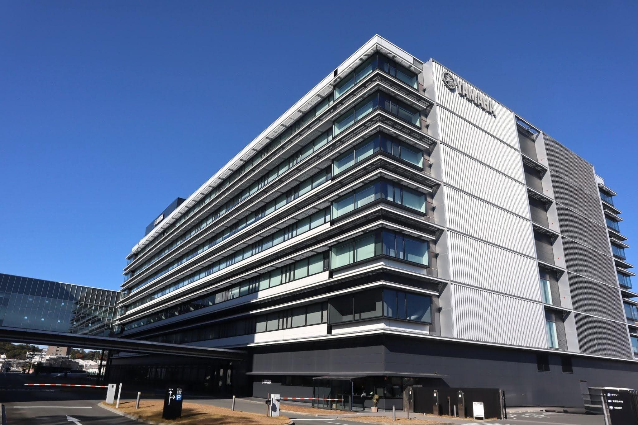 ヤマハの研究開発拠点。エントランスにミュージアムを併設し、楽器や音響機器の研究開発から実験までを担う施設だ。Form 4もこの拠点で稼働している。
