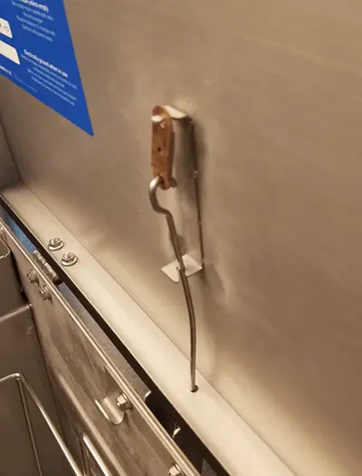 Form 4Lのリンスバケットの内部を映したトリミング後の画像です。中央に見えるのが、大きく拡大したフックとヒュージブルリンクです。