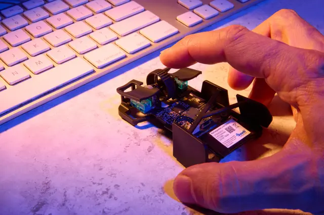 Hand hovering over the Zeromouse Blade.