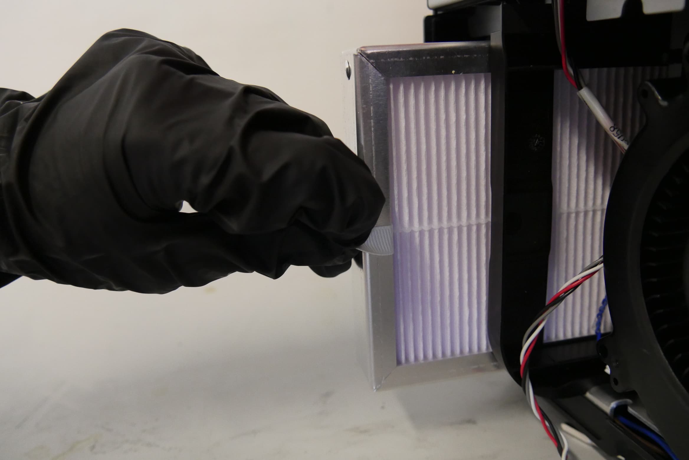 Removing the Form 4 LPU fan filter using the white pull tab