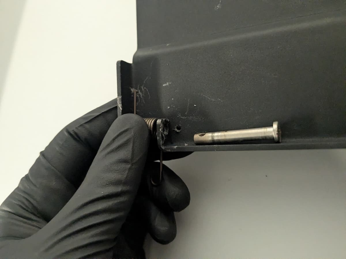 Mounting the latch spring