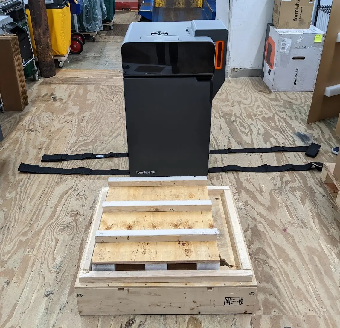 Fuse 1世代プリンタを出荷用パレットに載せる