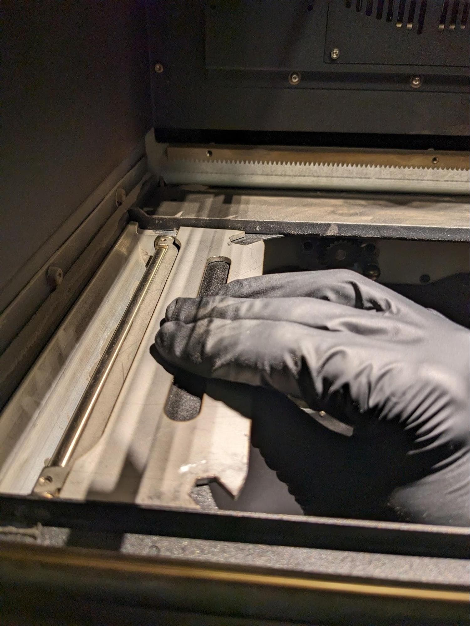 Using the flipper calibration tool to set the home position of the buffer-side flipper