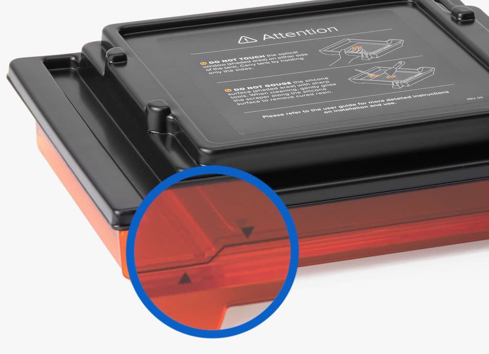 Minimum and maximum fill lines on a standard resin tank (Form 2)