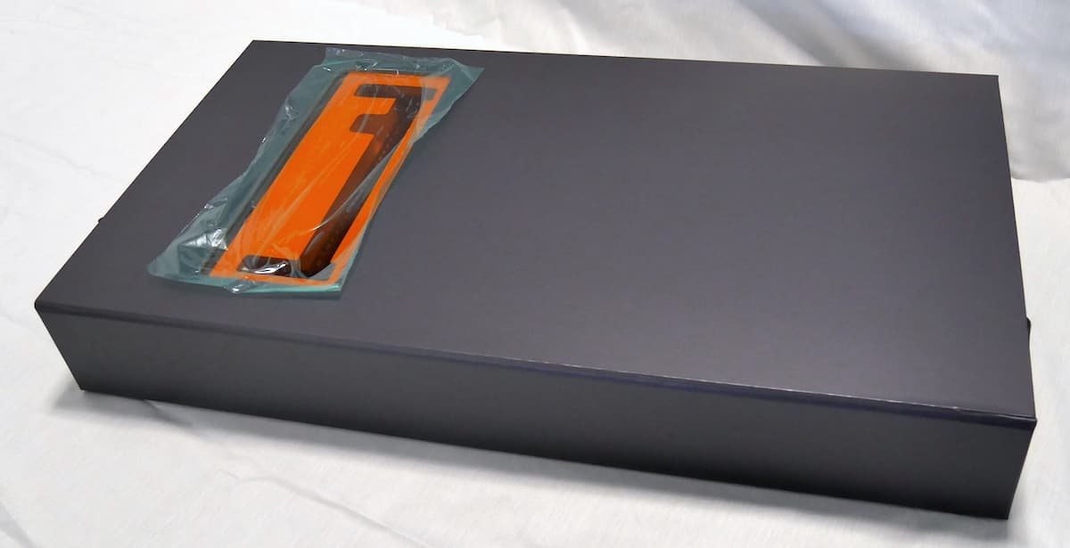 ダブルグレー色の段ボールと光沢のあるコーティングが施されたアート紙で作られたForm 3L/Form 3BL用タンクケース