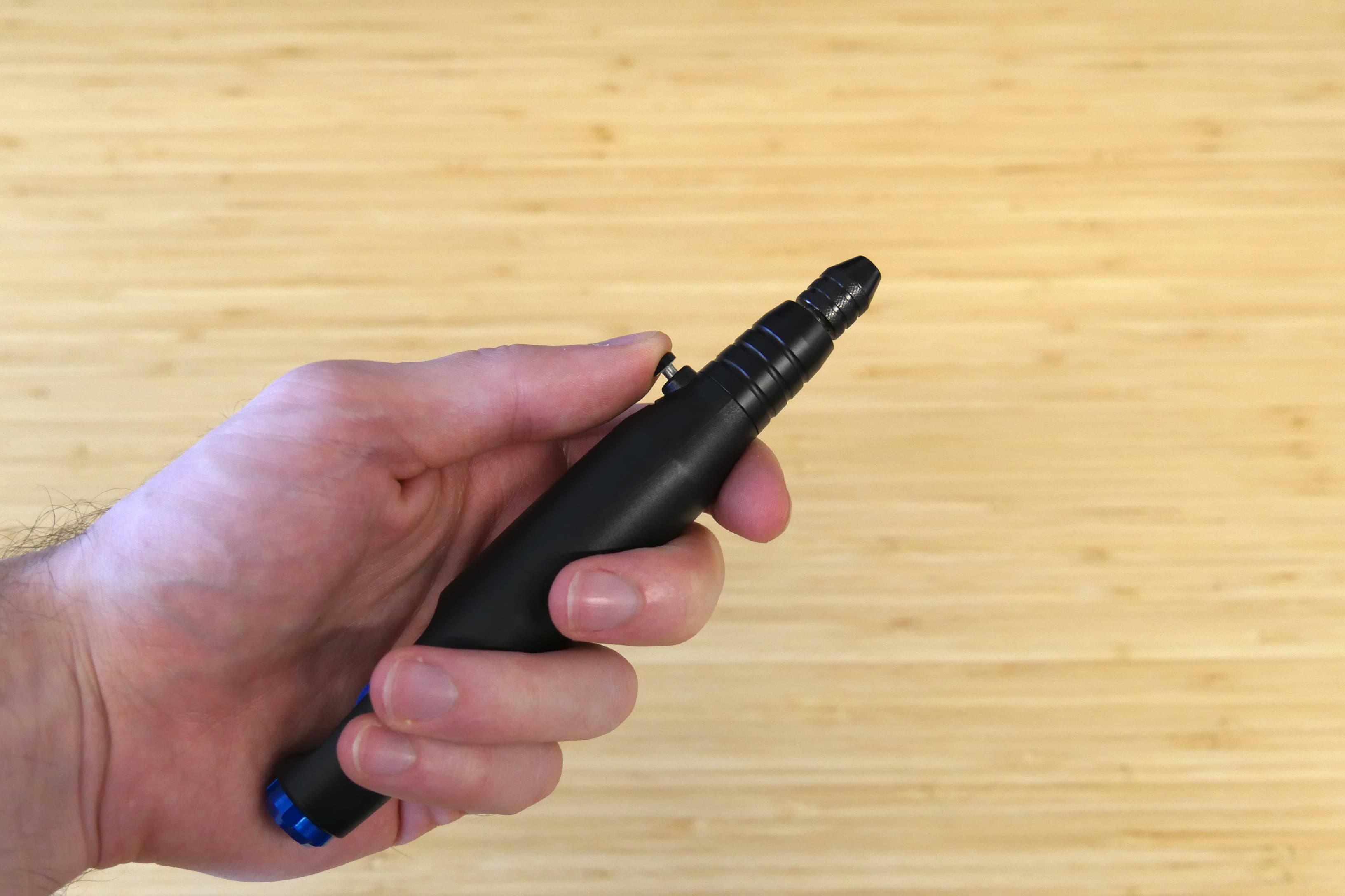 回転工具のボタンを押してチャックを外します。