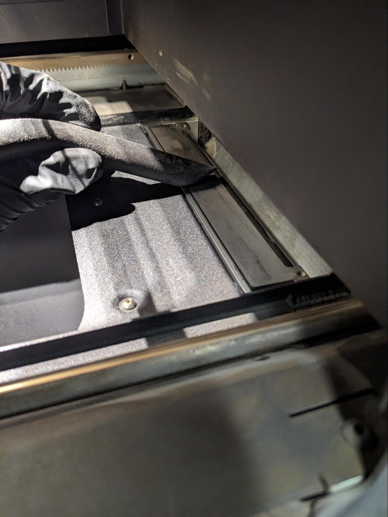 Vacuuming powder from the top of the hopper-side flipper