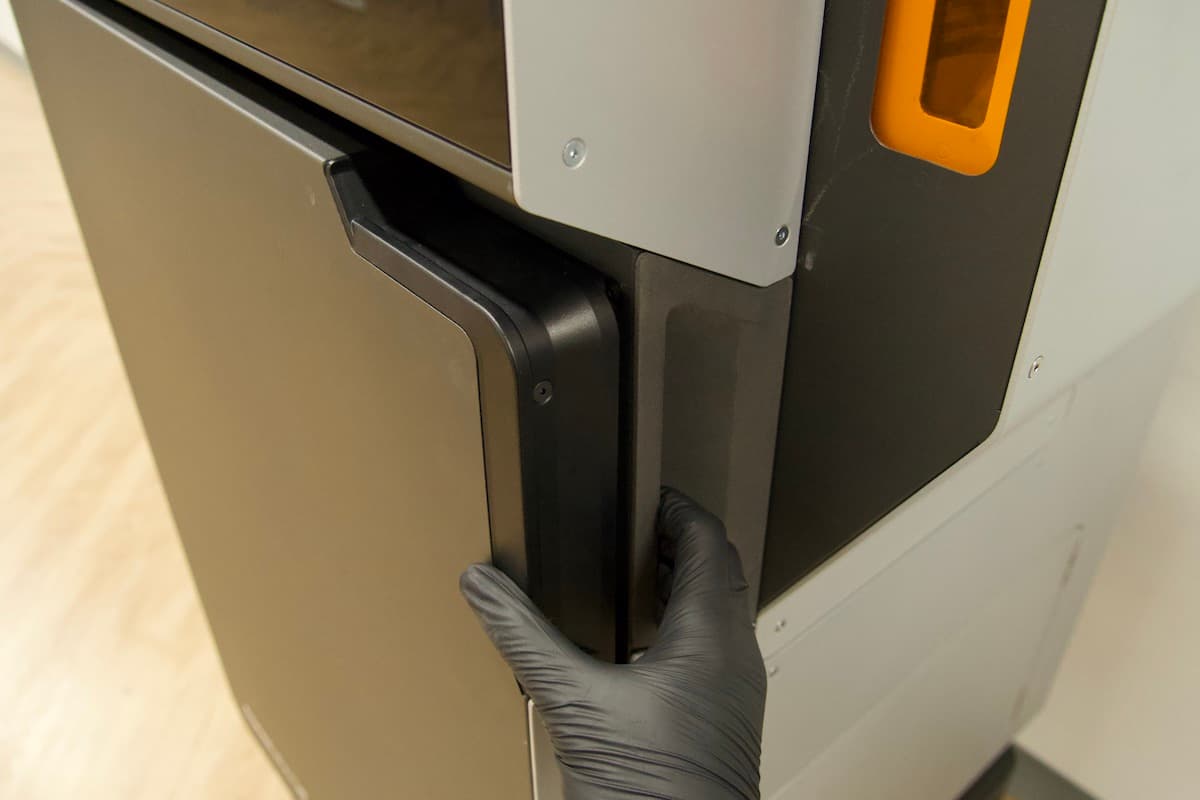 Closing the Fuse 1's print enclosure door