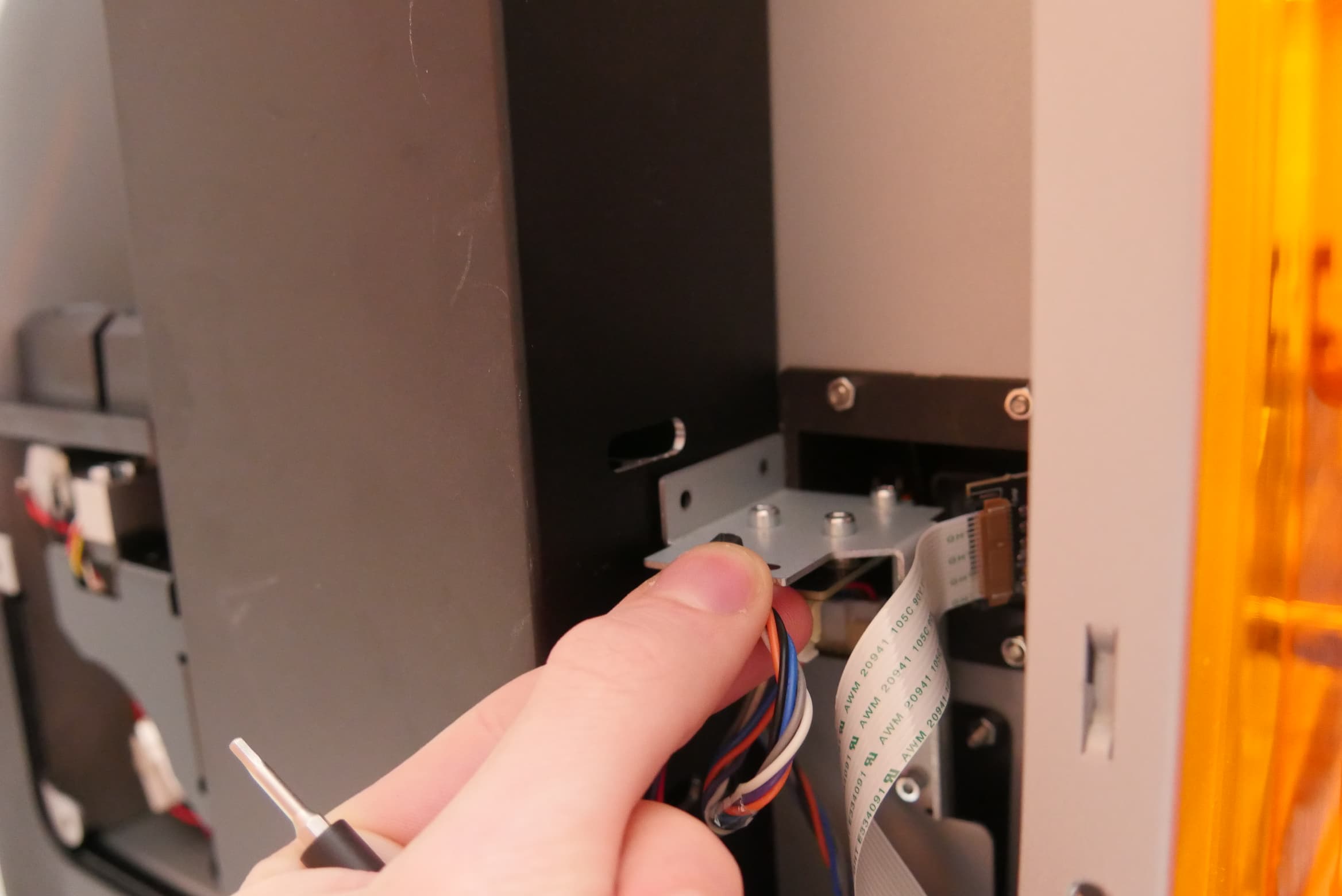 Alogn the resin tank RFID bracket