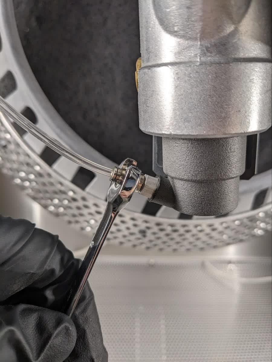 Removing the Fuse Blast Polishing System injection needle