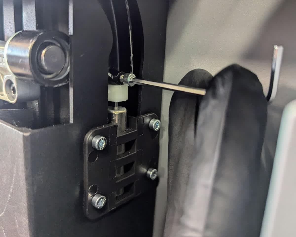 Removing the Form 4 cover hard stop screw