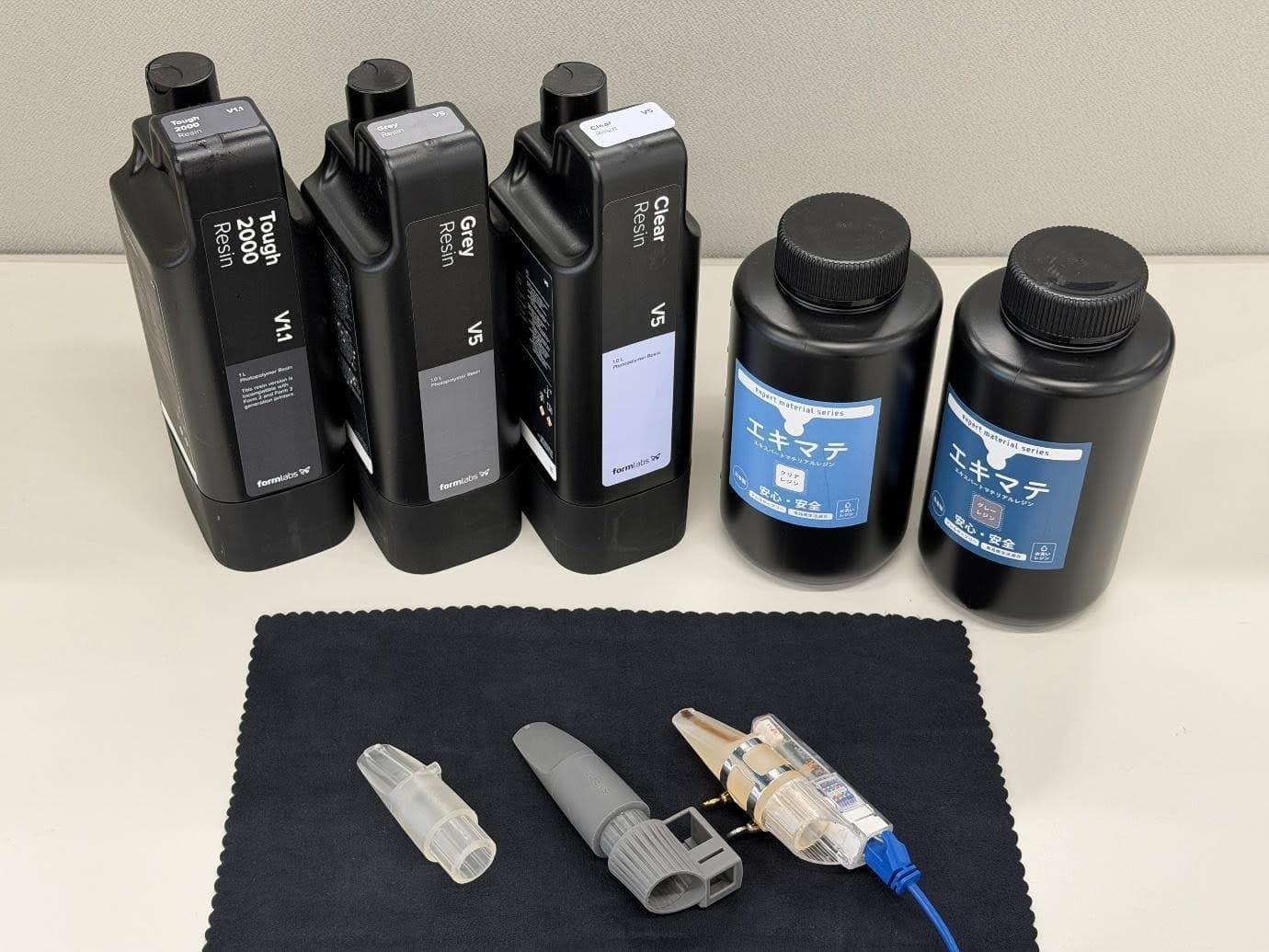 食品衛生法適合のレジン、エキマテ(右)と、Form 4で造形したマウスピースやコネクター部の部品。用途に応じて材料を使い分けている。