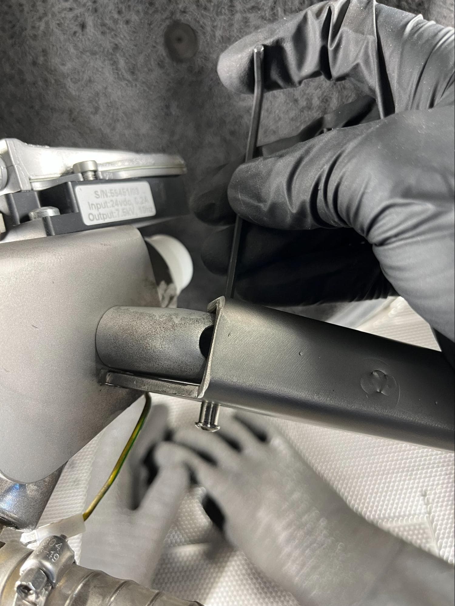 Pushing the binding barrel out of the Fuse Blast handle step 1