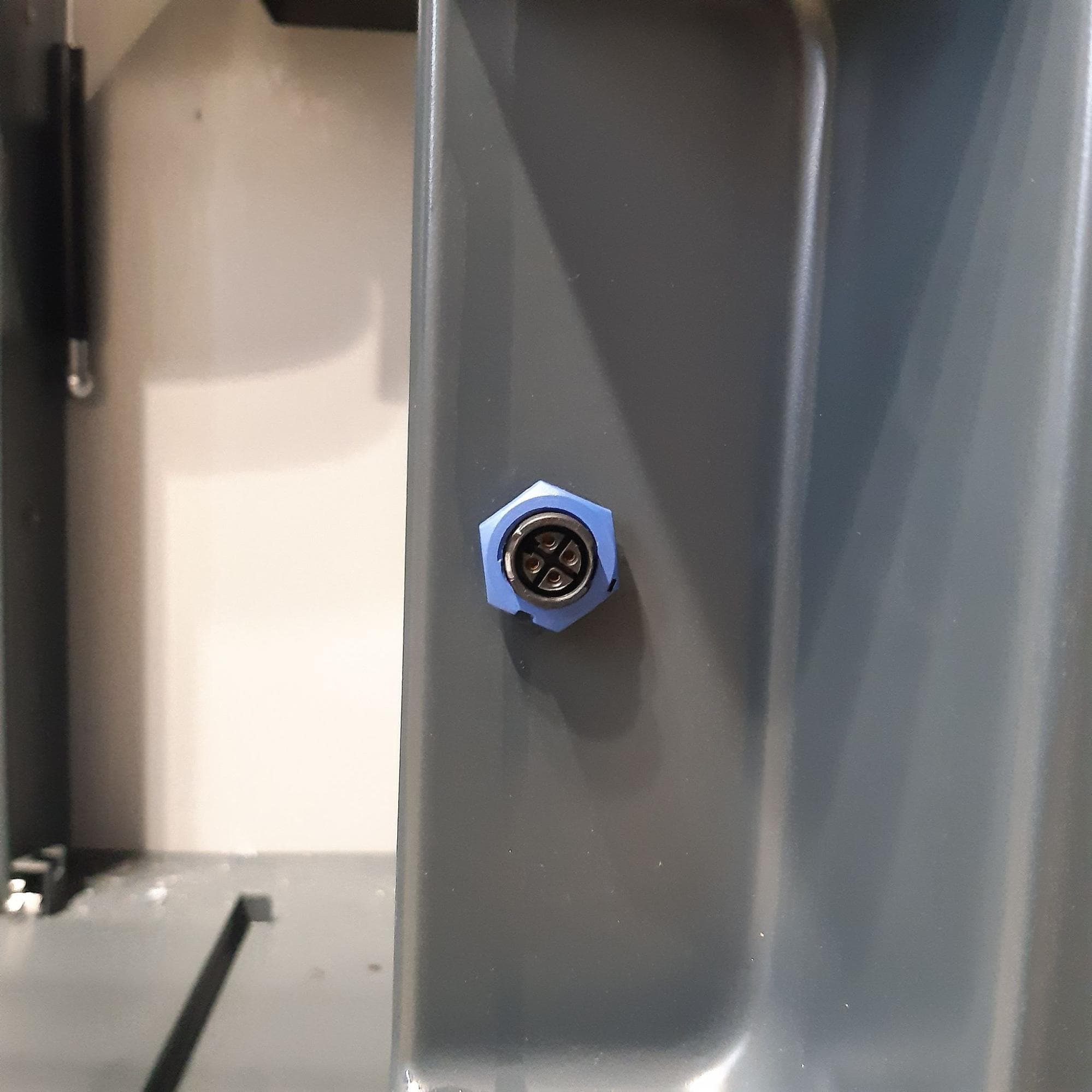 ステップ5:溶剤モニターソケットの固定ナットを外す