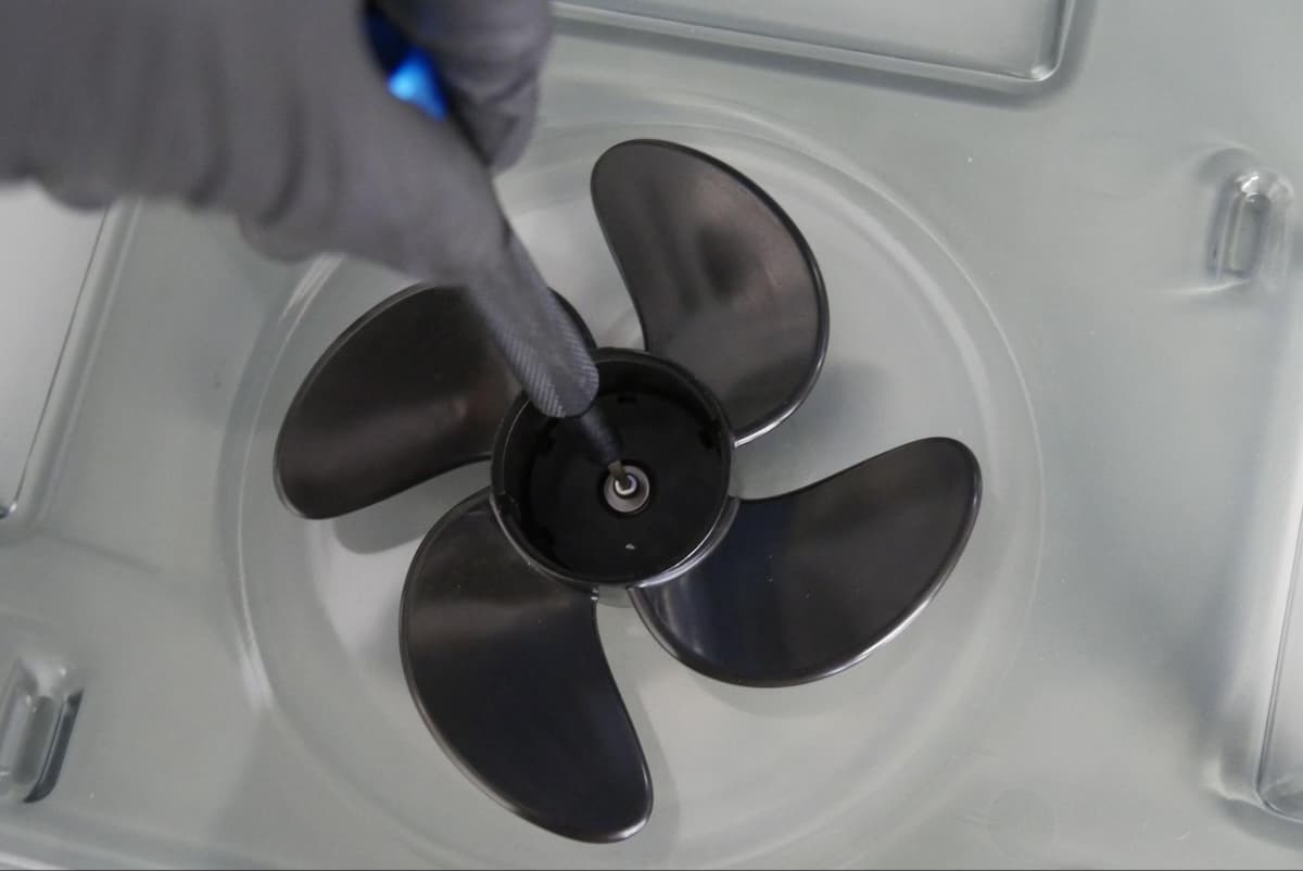 fw2-impeller-screw-install.jpg