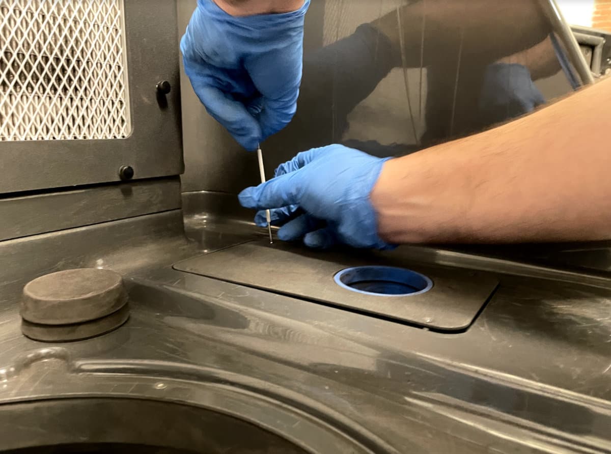 Unscrewing the fresh powder hopper lid screws