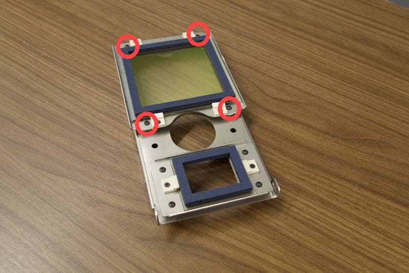 ネジ穴の位置を示したオプティカルカセット。