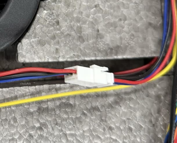 ステップ2:ファンケーブルを接続する