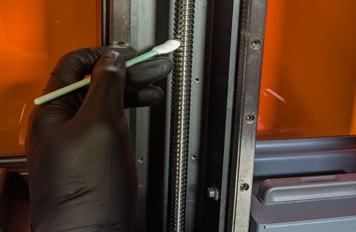 Cleaning the Form 4L Z-axis lead screw threads