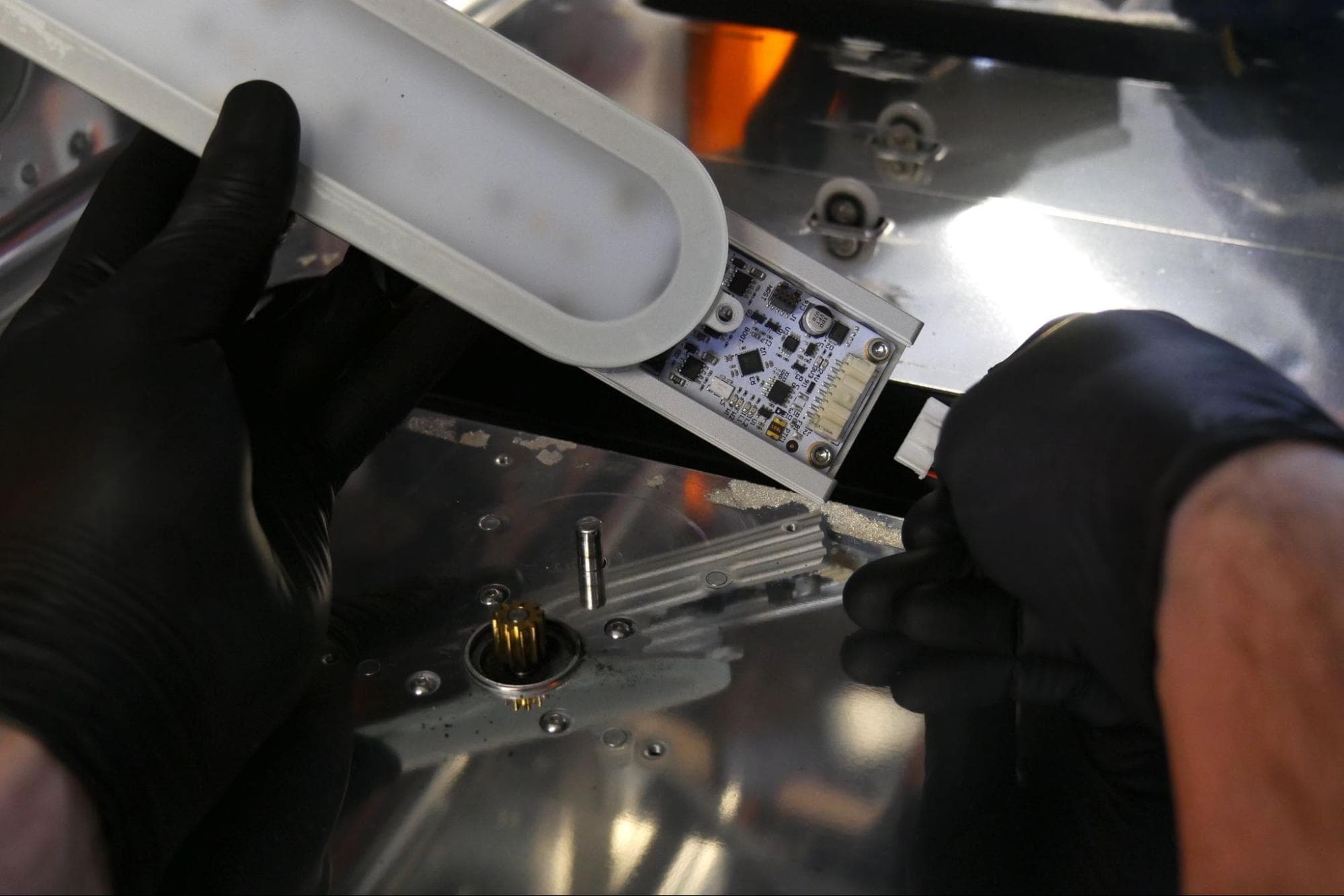 ステップ1:LEDモジュールのケーブルを再接続する