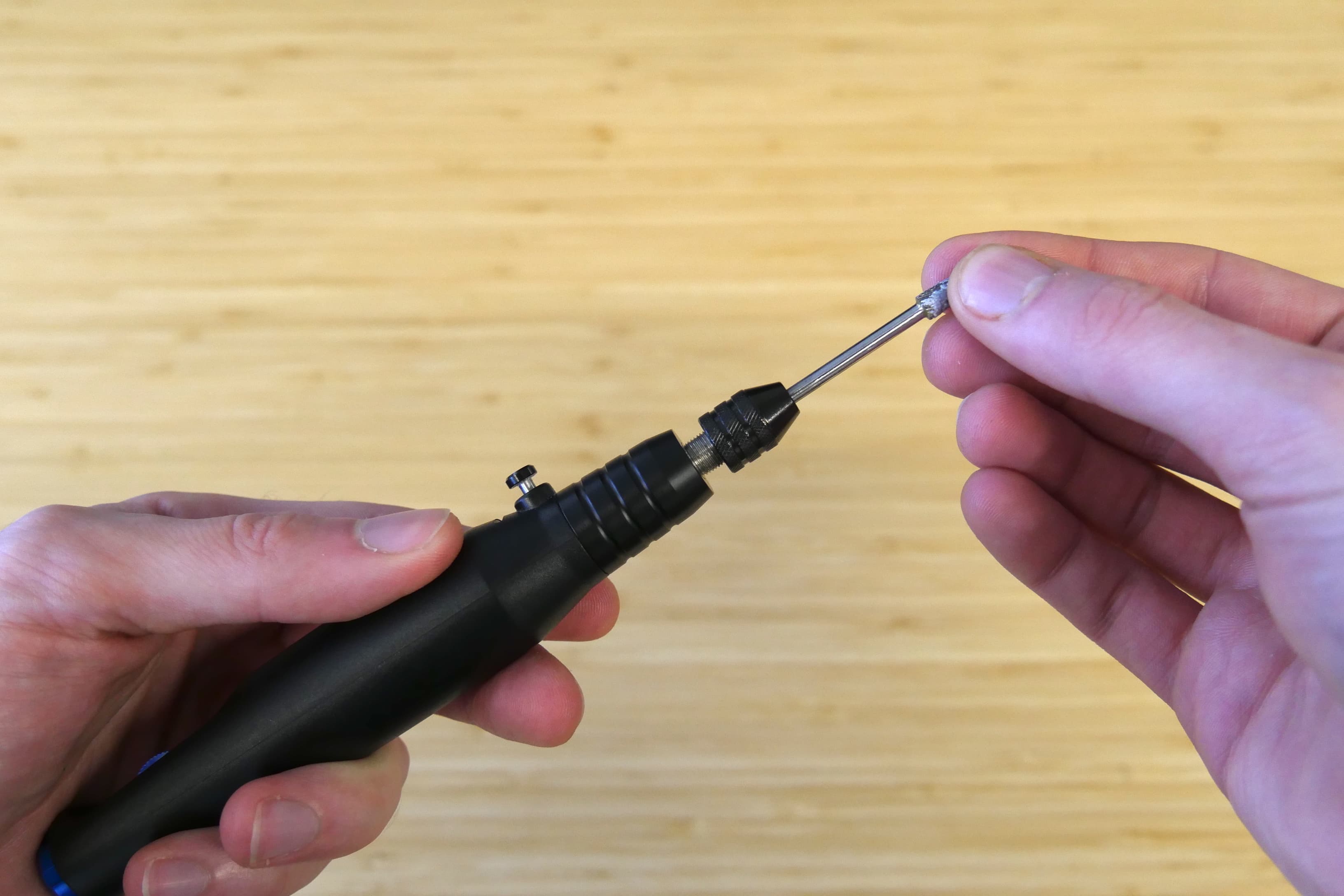 ビットシャンクを回転工具にスライドさせます。