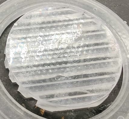 最上面の表面が凹凸のある質感になっている造形品。