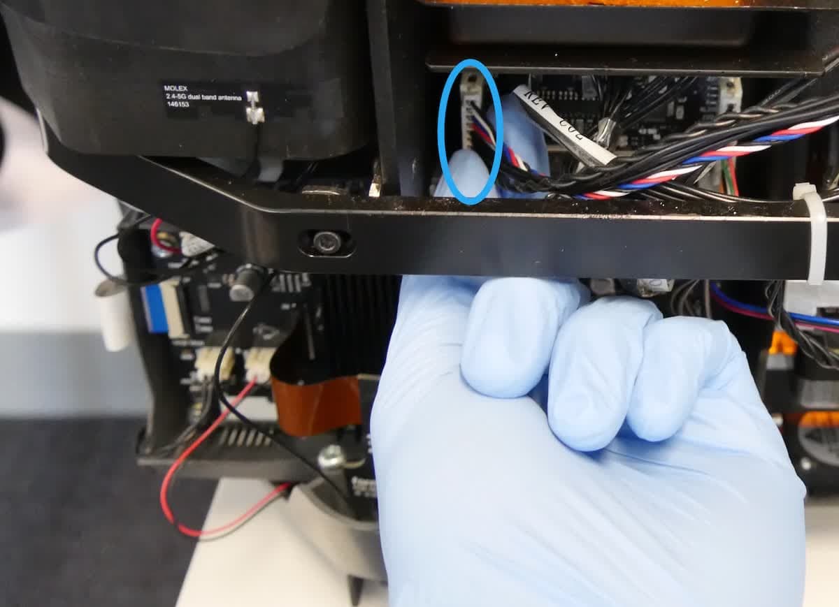 Plugging in the Form 3 cartridge floor cable