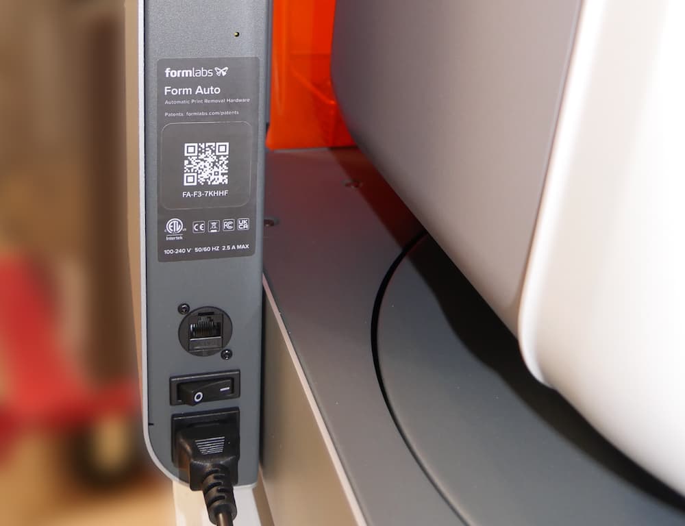Form Autoの電源とイーサネットポート