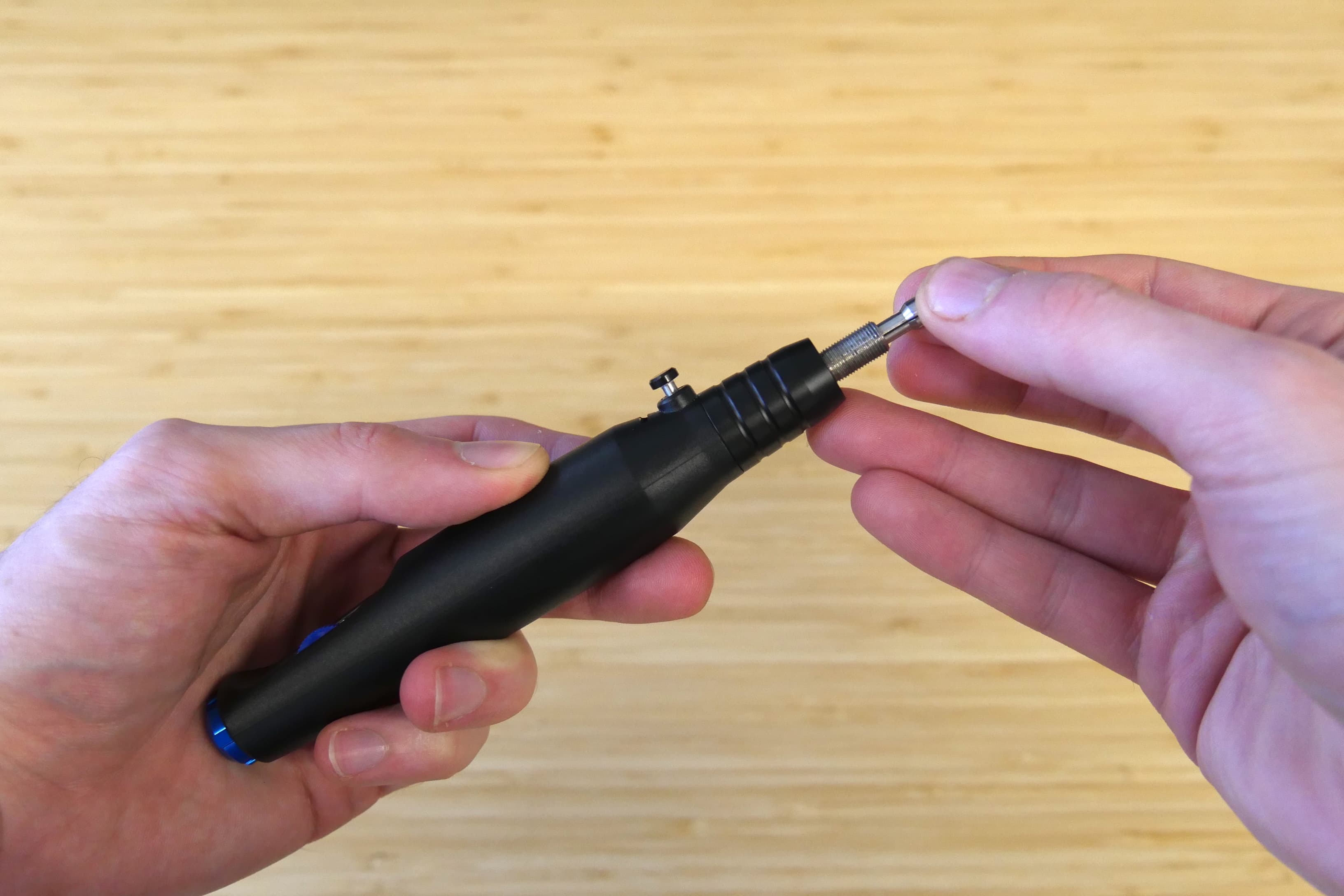 回転工具からコレットを取り外します。