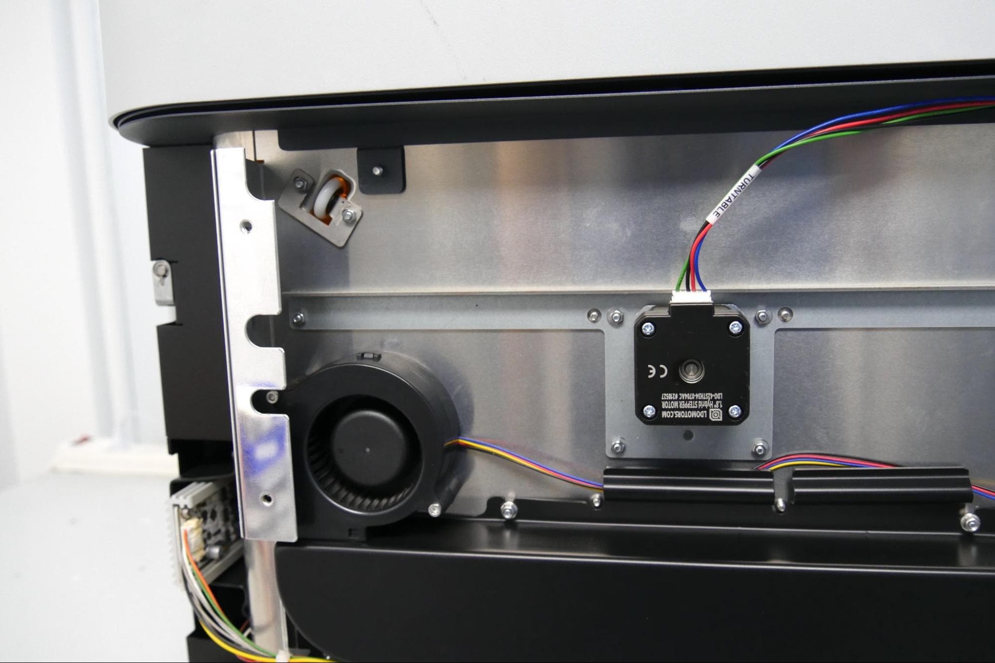 ステップ1:LEDモジュール冷却ファンの位置を確認する