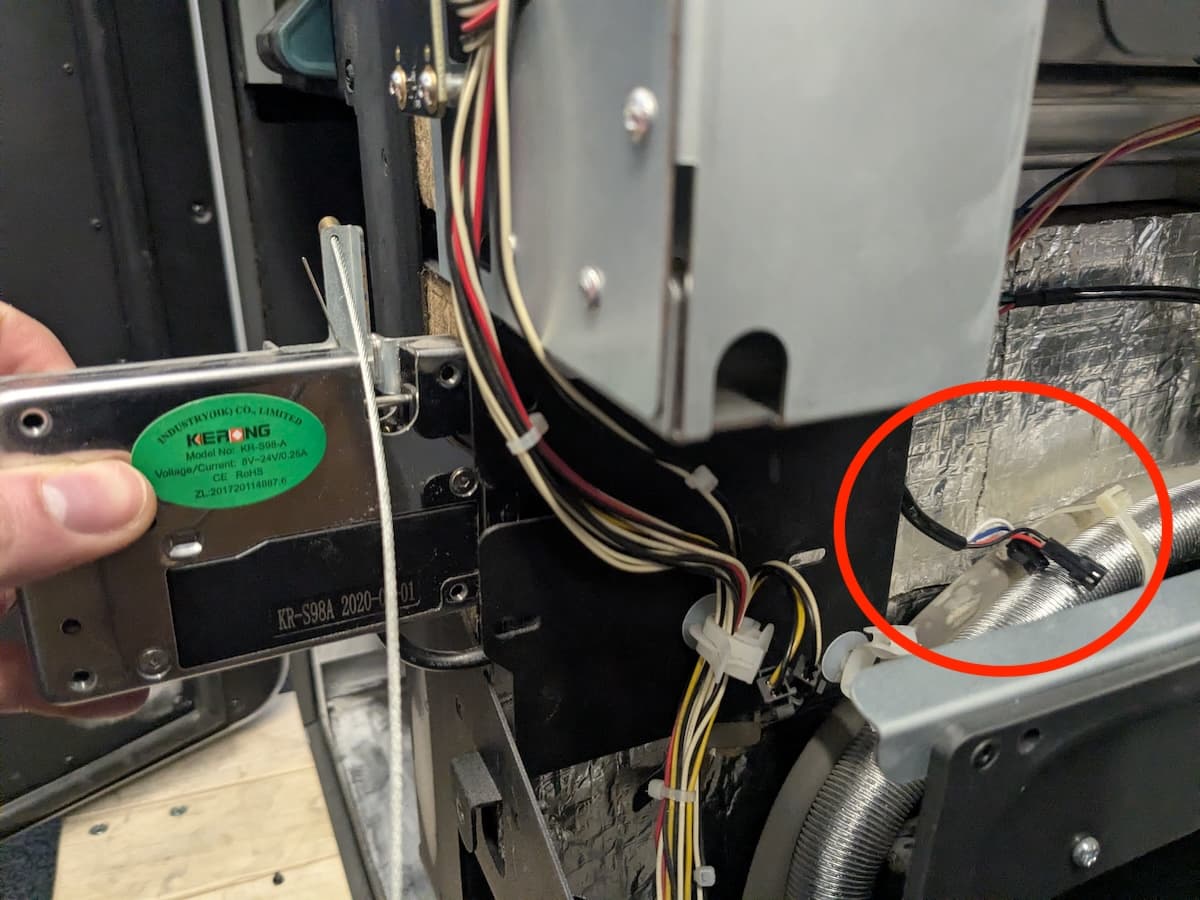 Mounting the door latch