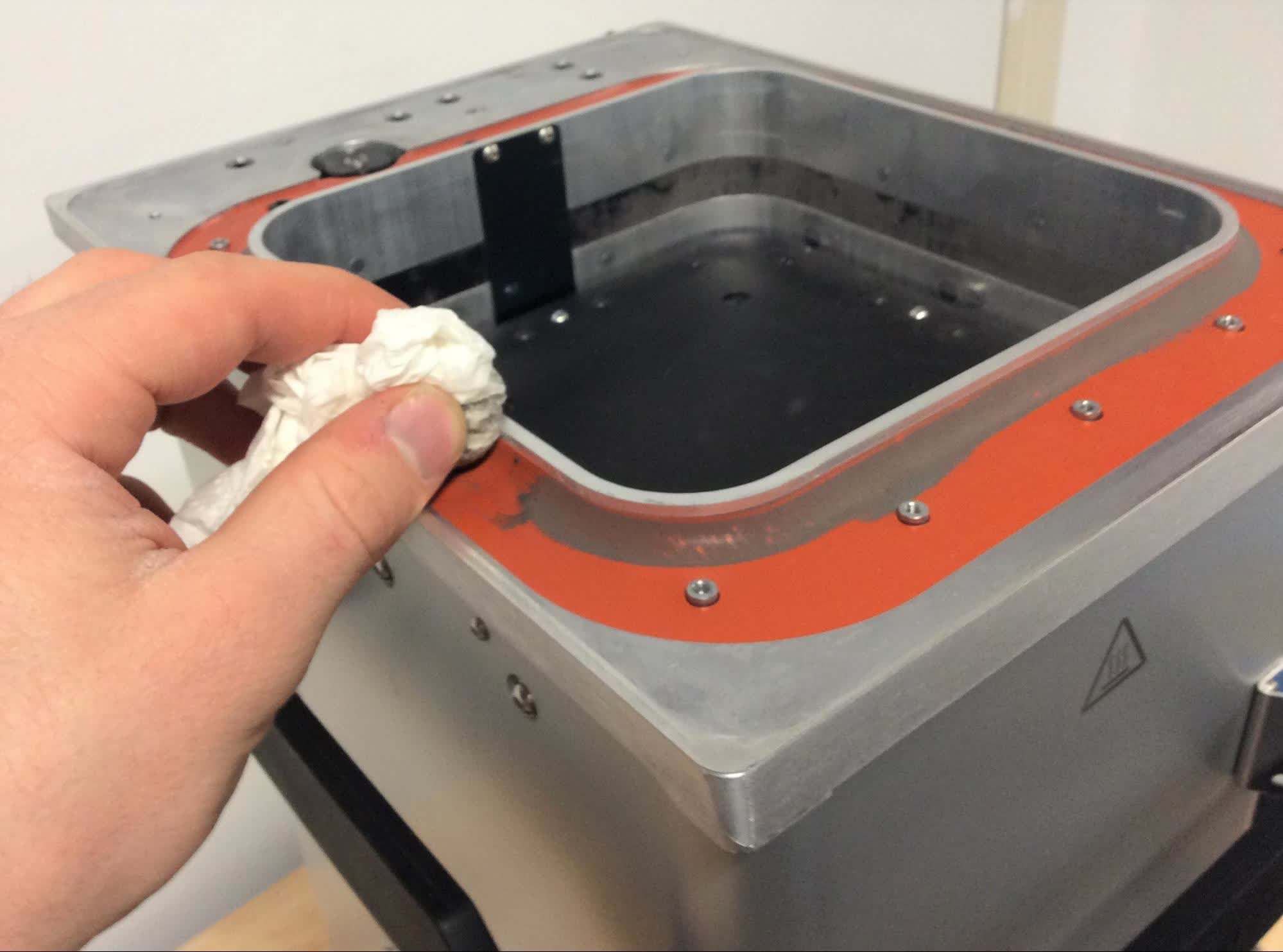 Cleaning the seal under the build chamber top cover