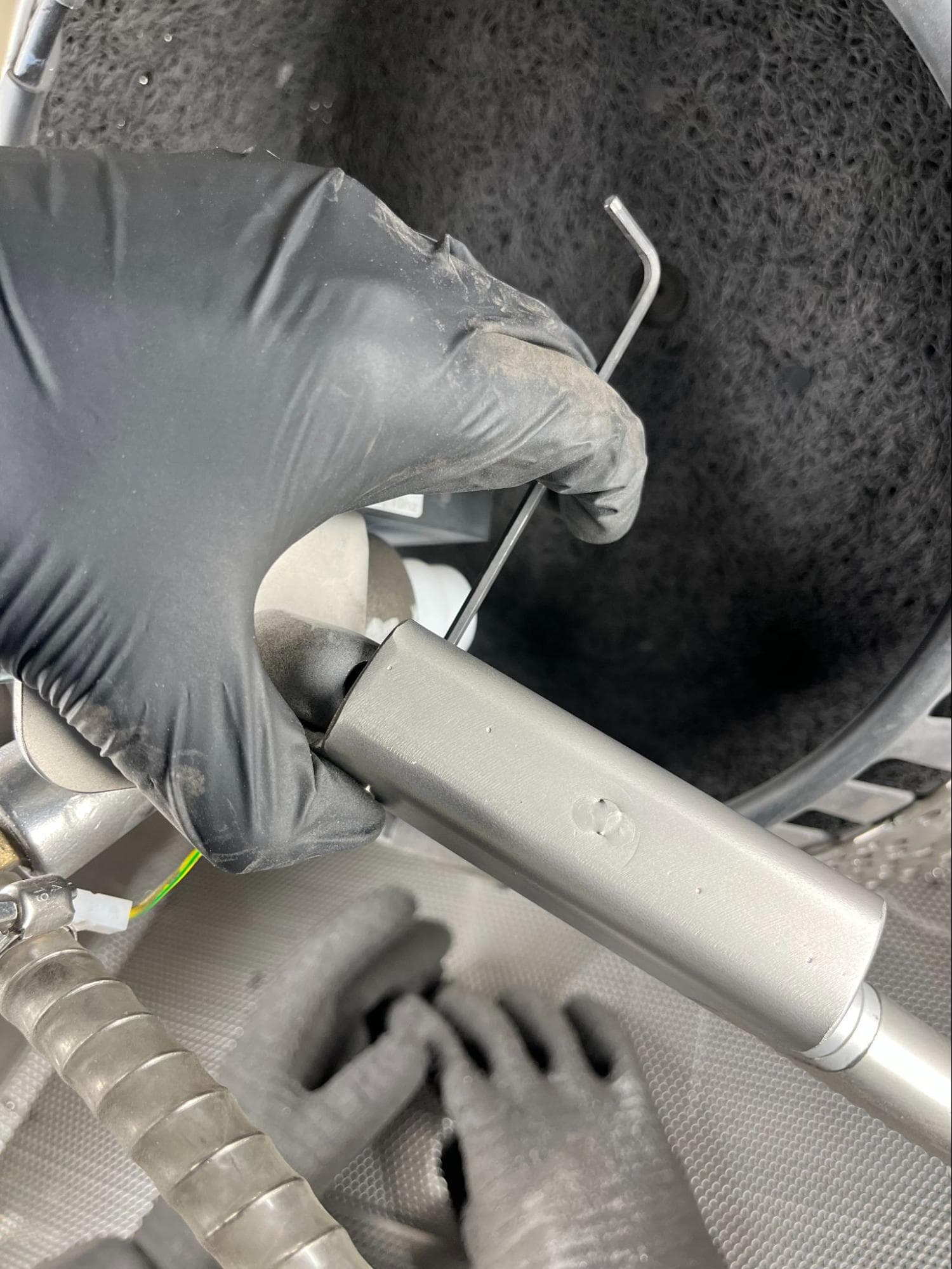 Securing the Fuse Blast handle screw into the binding barrel