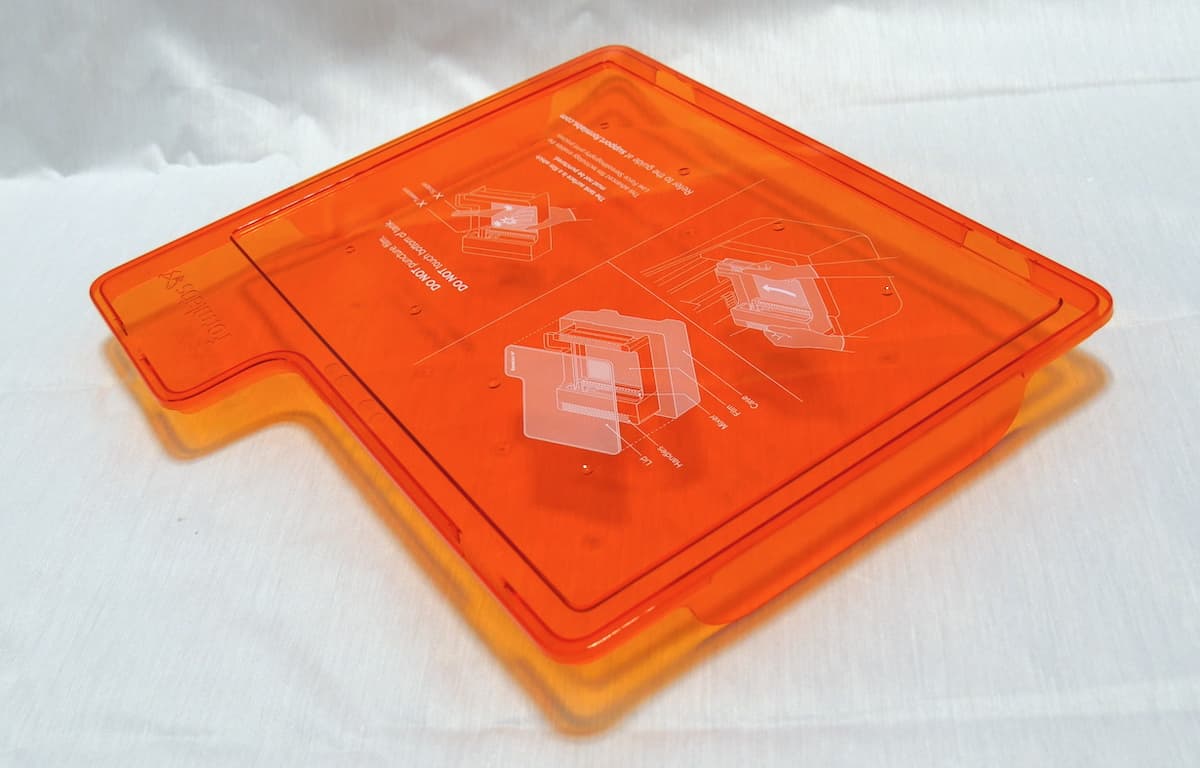 琥珀色のプラスチックで作られたForm 3/Form 3B用タンクケースの蓋