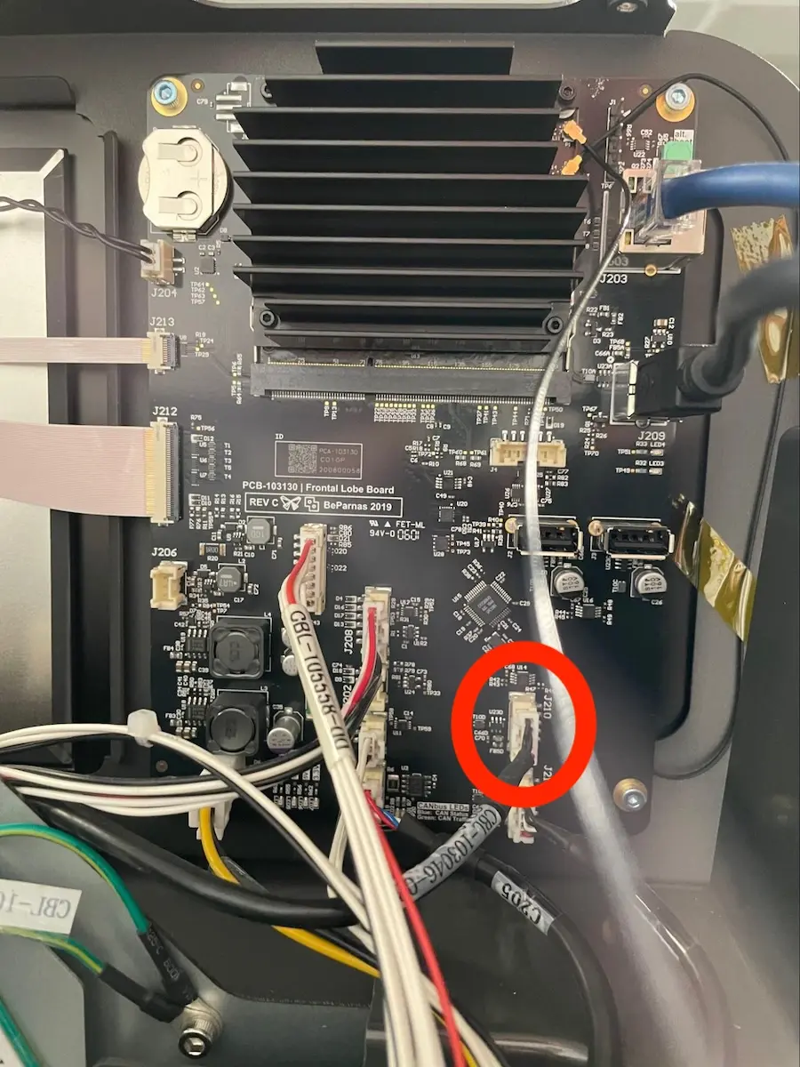 マザーボードに接続されたFuse 1世代のカメラケーブル
