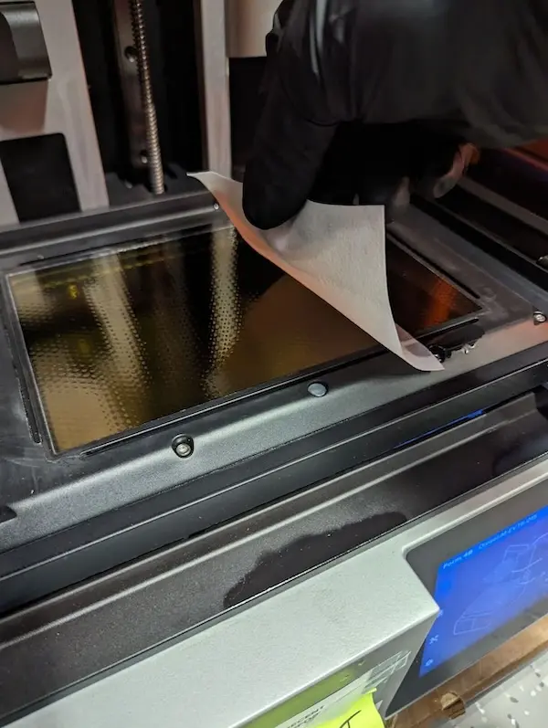 Cleaning a Form 4 LPU with a wetted non-abrasive wipe