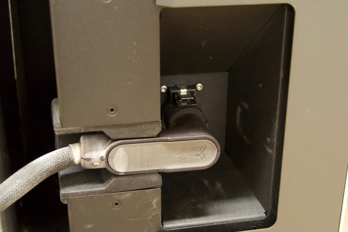 Build chamber plug connected to the Fuse 1