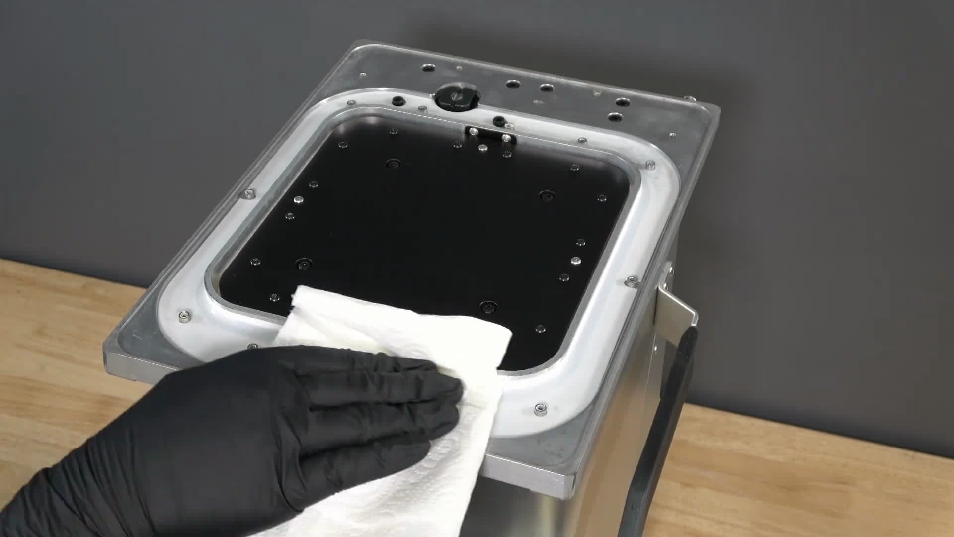 Wiping the inner gasket