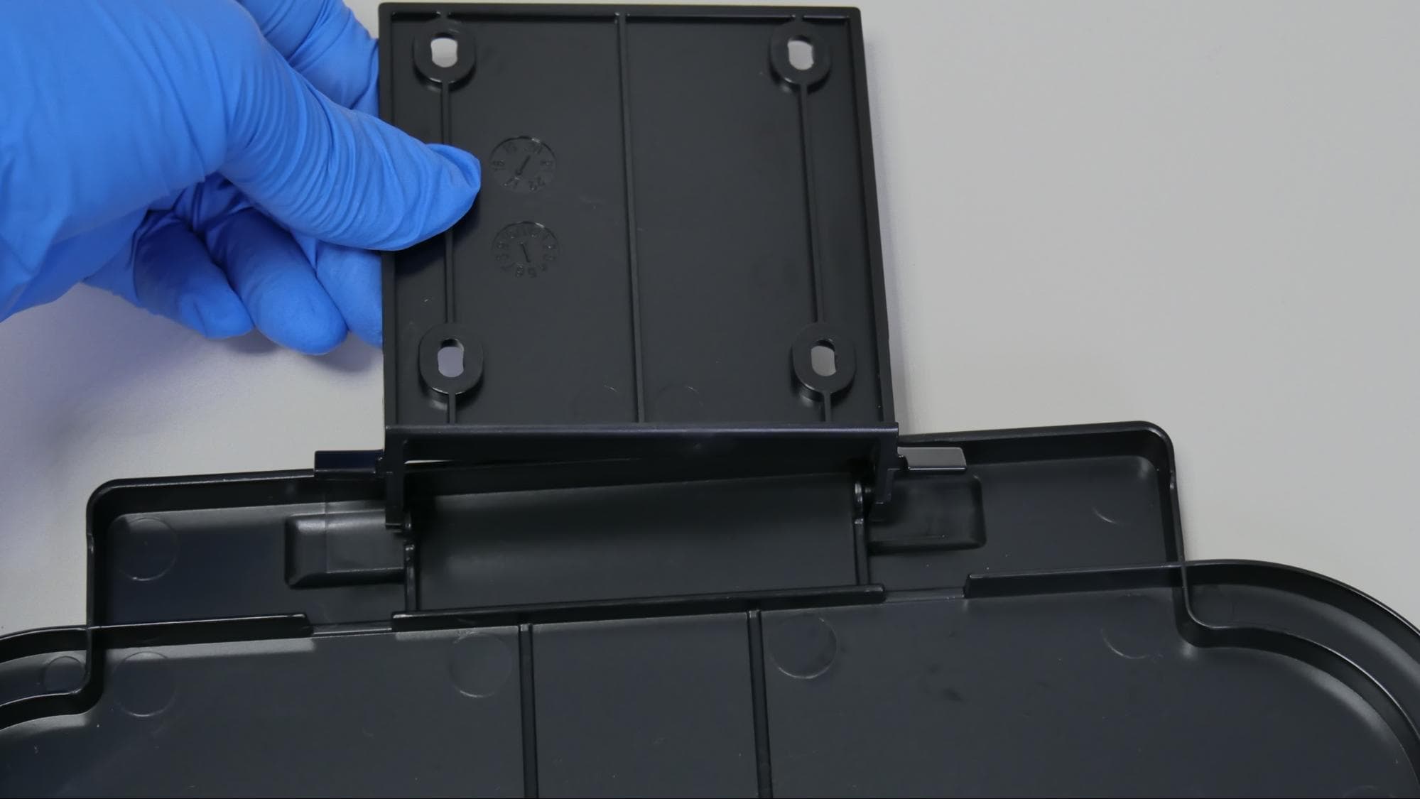 wash-insert-outer-lid-hinge.jpg